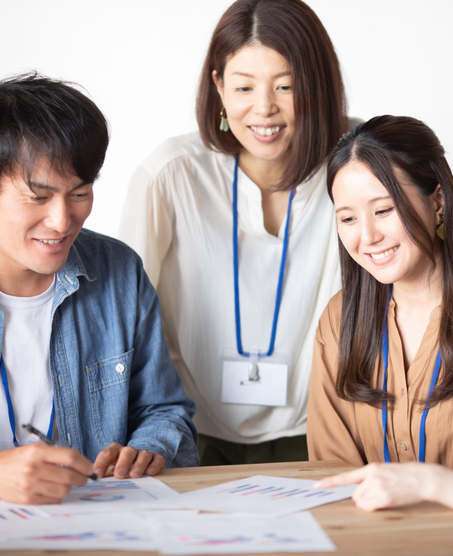 事業所の外観とスタッフ