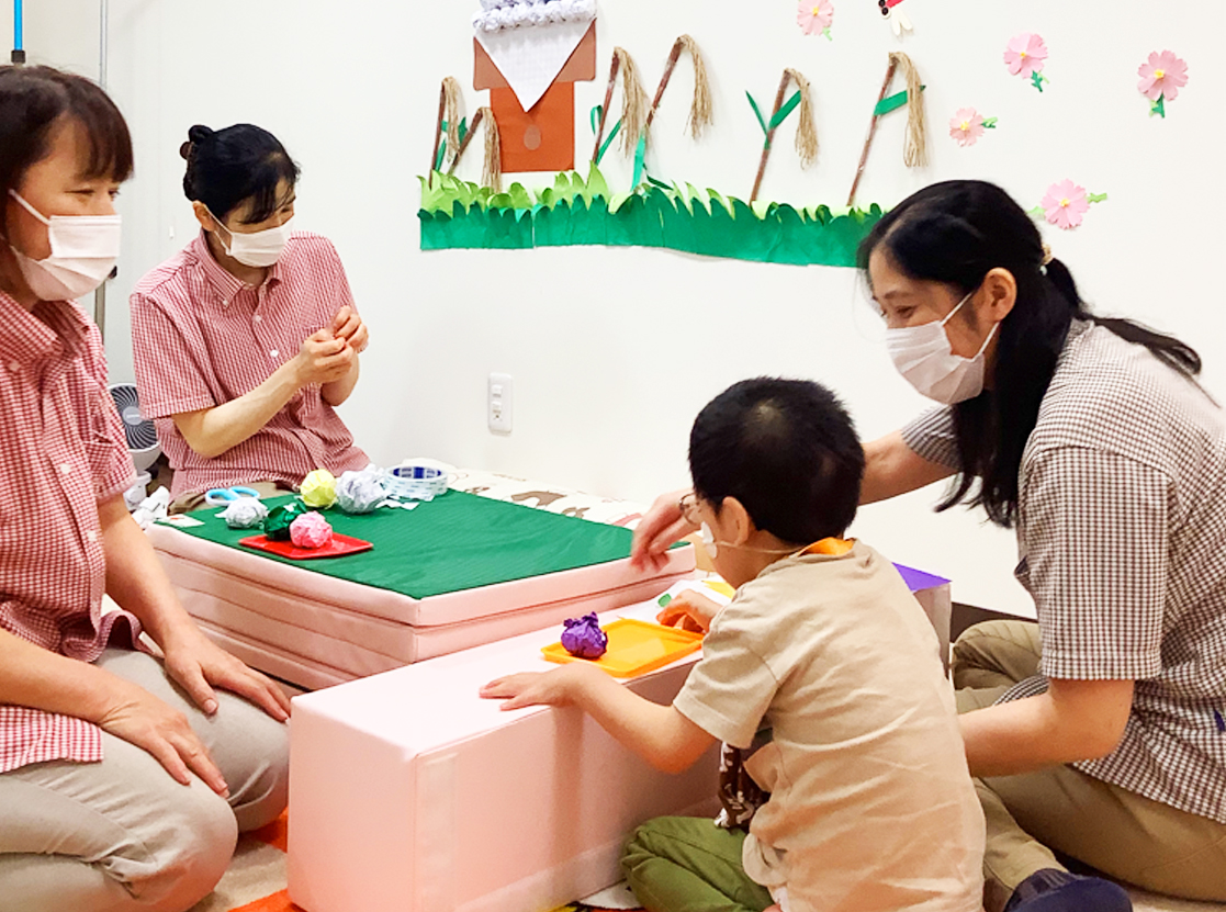 仙台市太白区長町にある時のひかり(重症障がい児支援・放課後等デイサービス)で、お月見団子を折り紙で作りました