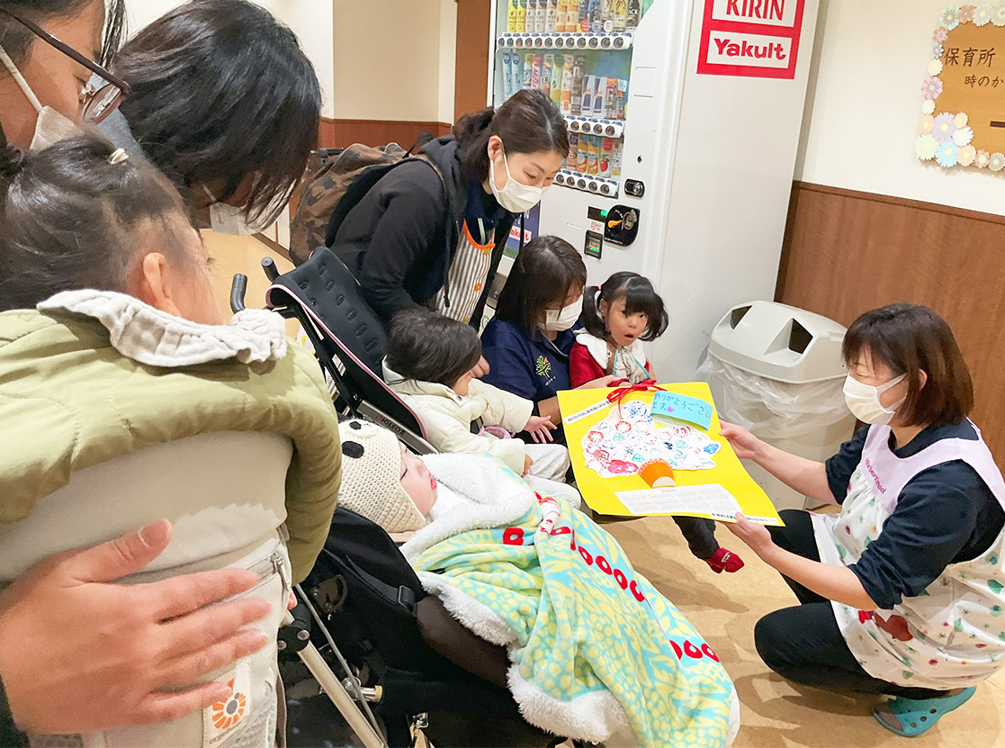 花束カレンダーを手渡す様子