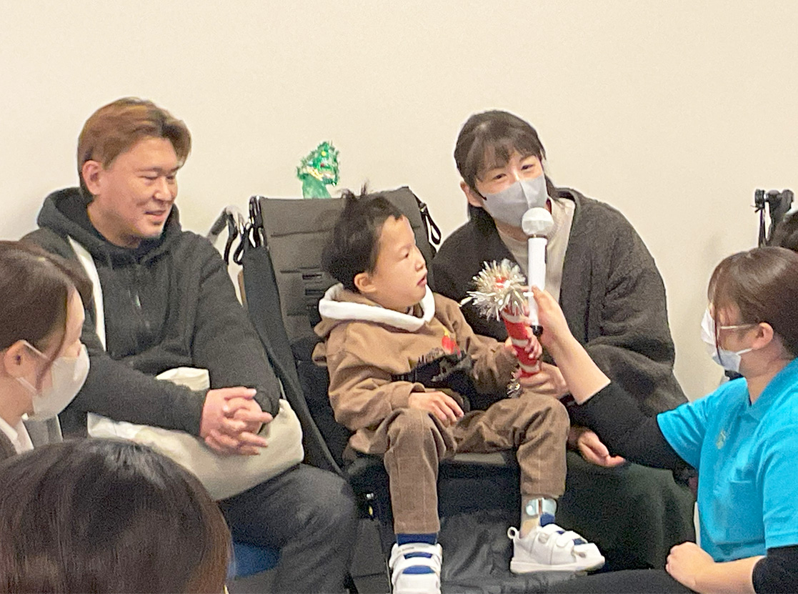 インタビューに答える様子