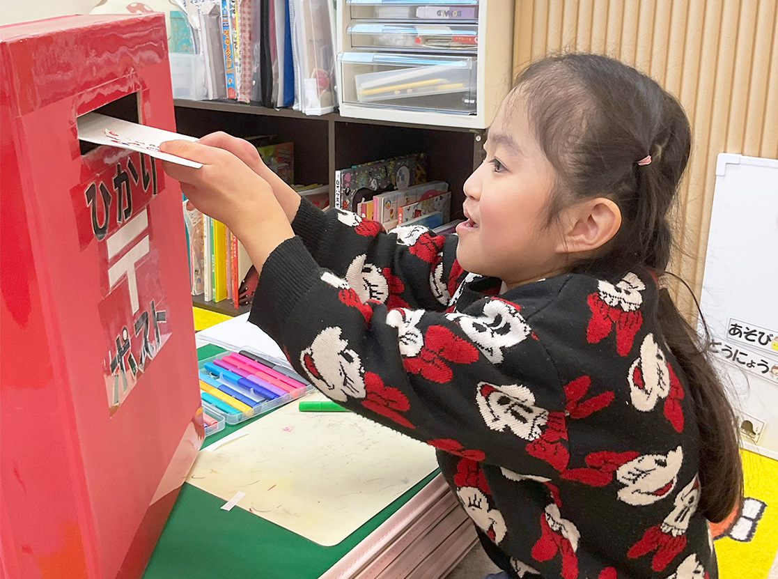 年賀状をポストに投函する様子