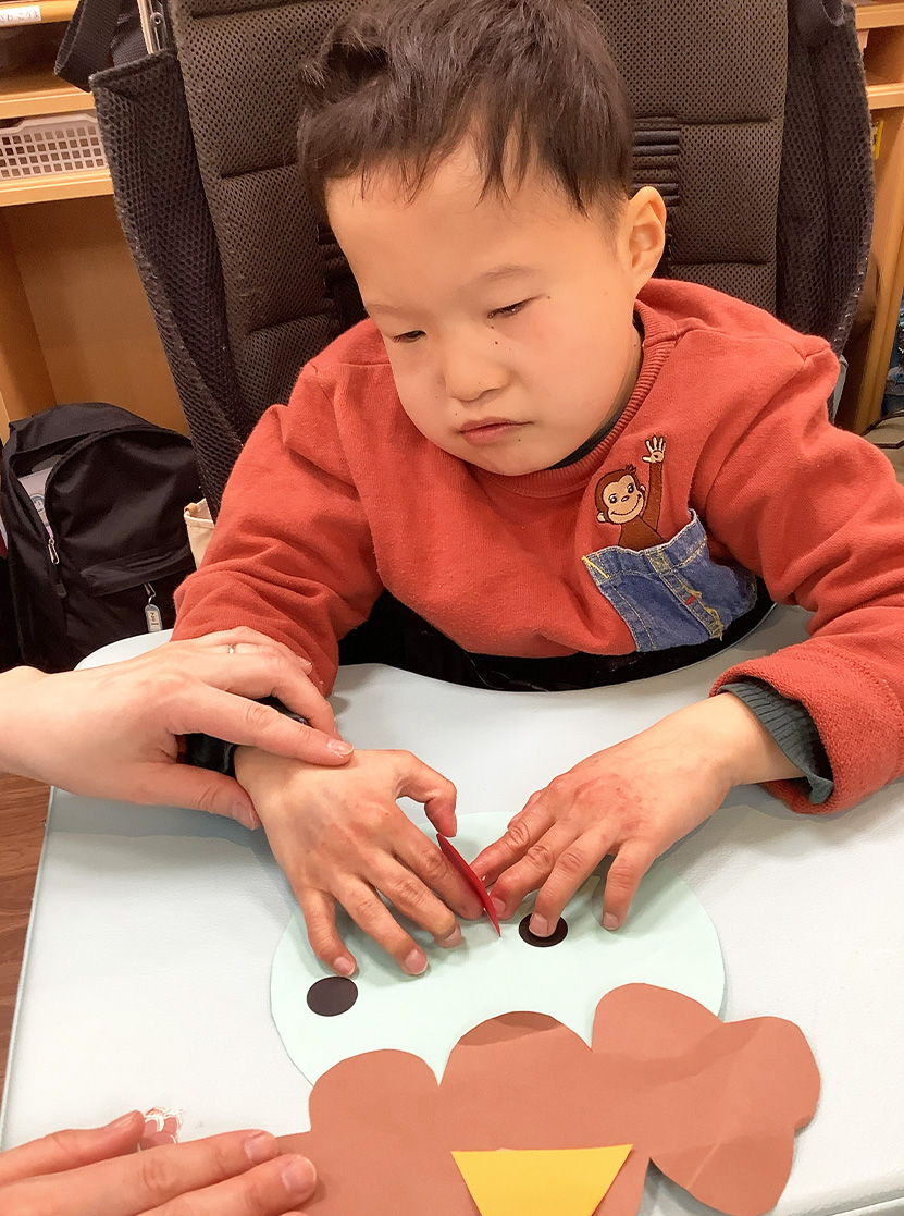 鬼の顔づくりの様子