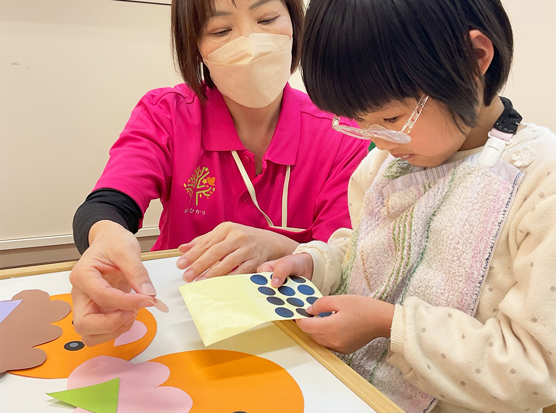 鬼の顔づくりの様子